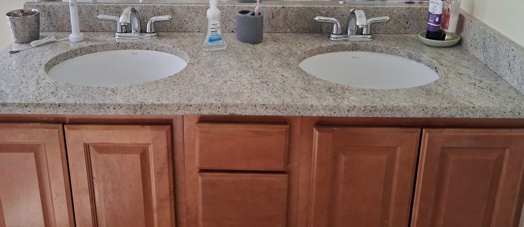 photos of organized spaces - bathroom with clear counters clutter-free