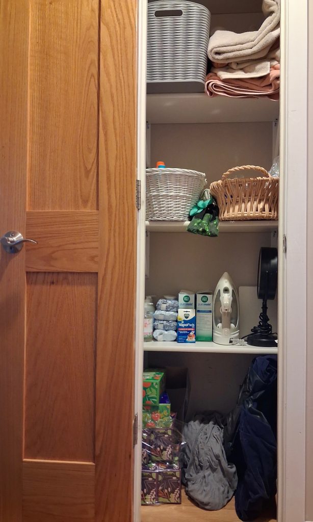 how to organize a linen closet
